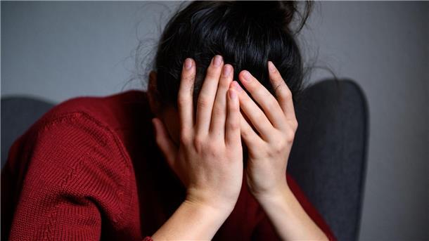 Krankenkasse sieht hohes Stresslevel bei Eltern „Frauen leiden häufiger als Männer an stressbedingten psychischen Krankheitsbildern“, sagt KKH-Expertin Könitz. Sie seien oftmals stärker belastet.
