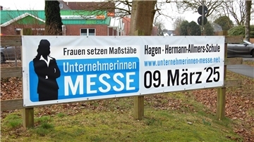 Auf einem Banner wird die diesjährige Unternehmerinnenmesse in Hagen angekündigt. Nach fünf Jahren gibt es in Hagen zum ersten Mal wieder eine Unternehmerinnenmesse.