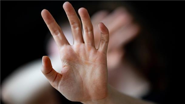 Rechtsanspruch auf Sicherheit: Frauenhäuser im Fokus Eine Frau hält ihre Hände vor das Gesicht.