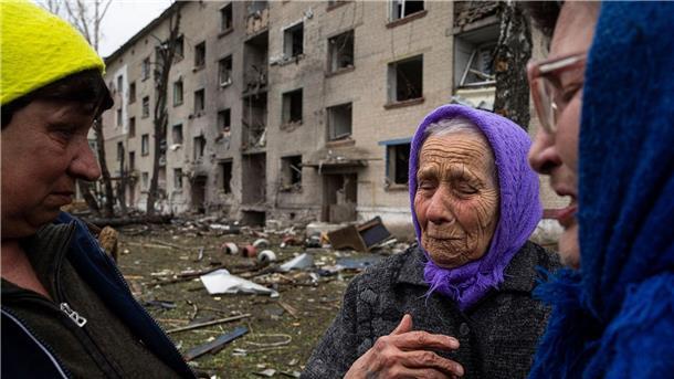 Krieg gegen die Ukraine: So ist die Lage Frauen stehen in Lukiantsi in der Region Charkiw vor einem Haus, das durch einen russischen Luftangriff schwer beschädigt wurde.