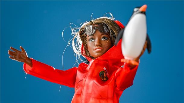 Frauenbilder: Mit einem Spielzeughersteller wurde für seine Barbie-Kollektion ei...
