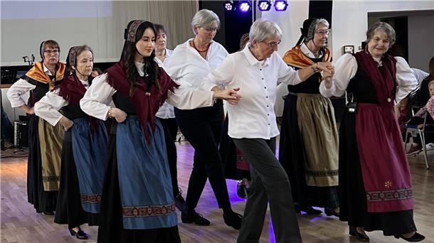 Eine Gruppe von Tänzerinnen in Folklore-Kostümen. Die Tanzabteilung des SV Nordenham hat ihren 40. Geburtstag gefeiert.