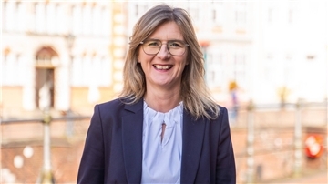 Frauke Langen am Alten Stader Hafen. Sie tritt bei der Bundestagswahl für die SPD im Wahlkreis Stade I - Rotenburg II an und ist relativ neu in der Politik.