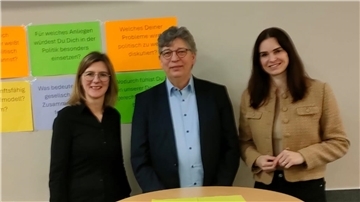 Frauke Langen und ihr Parteifreund Lars Lust mit Vanessa Zobel im Kivinan Bildungszentrum in Zeven. 