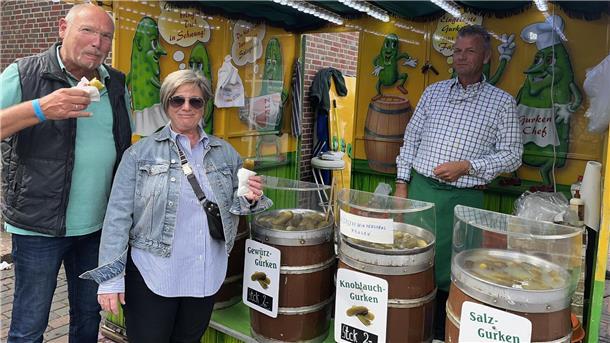 Von Gurken über Mandeln bis Tattoos: Wie Händler die Sail bewerten Kunden am Stand für eingelegte Gurken mit Verkäufer Fred Eick.