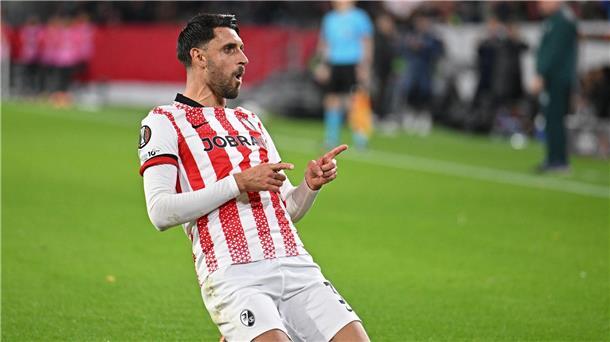 Bilder des Tages Freiburgs Vincenzo Grifo jubelt über seinen Treffer zum 2:0 beim Europa-League-Spiel.