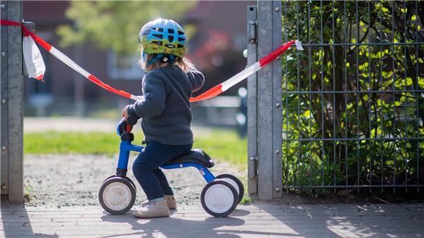 Freie Bahn für Kinder: Sie sollen wieder auf den noch gesperrten Spielplätzen toben dürfen.