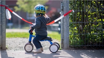Freie Bahn für Kinder: Sie sollen wieder auf den noch gesperrten Spielplätzen toben dürfen.