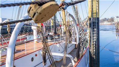Freie Fahrt für die „Schulschiff Deutschland“: Das Segelschiff kann ohne teure Baggerarbeiten den Liegeplatz in Bremen-Vegesack in Richtung Weser verlassen. Der Überführung nach Bremerhaven steht damit nichts mehr im Weg.