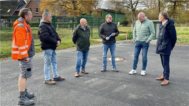 Freigabe des Baugebietes Kreuzberg II in Weertzen mit (von links) Planer Carsten Dittmer, Projektingenieur der Samtgemeindeverwaltung Uwe Albers, Bürgermeister Frank Braasch, Fachbereichsleiter Bau Planung, Umwelt, Tim Burow, Ortsbeauftragter Bernd Ehlen und Gemeindedirektor Henning Fricke.