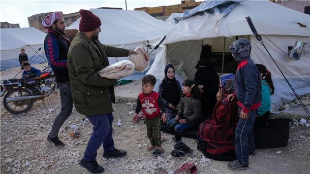Eine Woche nach Beben: Auch Deutsche unter Vermissten Freiwillige Helfer verteilen im syrischen Killi Brot und andere Lebensmittel an Menschen, die ihr Zuhause verloren haben.