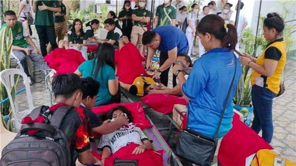 Freiwillige kümmern sich um Menschen, die von dem Erdbeben betroffen sind, das General Santos City im Süden der Philippinen erschüttert hat.