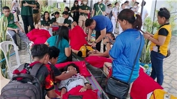 Freiwillige kümmern sich um Menschen, die von dem Erdbeben betroffen sind, das General Santos City im Süden der Philippinen erschüttert hat.