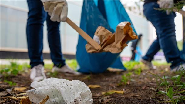 Freiwillige sammelt im Rahmen der Aufräum-Aktion zum World Cleanup Day Müll von der Straße und in den Grünanlagen.