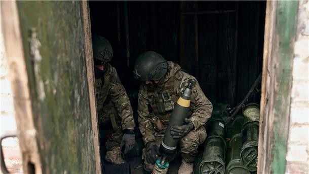 Krieg gegen die Ukraine: So ist die Lage Freiwillige Soldaten bereiten sich auf das Feuer auf russische Stellungen vor.