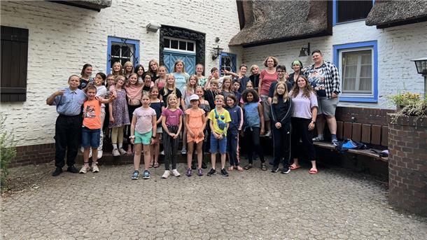 Freizeitgruppe mit Kreisjugendpflegerin Birgit Martens (oben, Vierte von rechts) und den Betreuern.