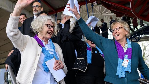 Klimaseniorinnen vor Gerichtshof erfolgreich Freude bei den Klagenden: Die Schweizer Klimaseniorinnen nach dem Urteil vor dem Gerichtsgebäude.