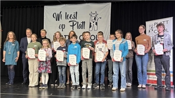 Freude bei den Siegern und Erstplatzierten des Bezirksentscheides des plattdeutschen Lesewettbewerbs mit ihren Urkunden.
