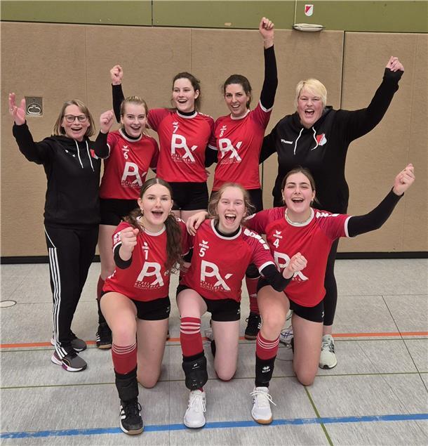 Selsinger Faustballerinnen steigen in die Zweite Bundesliga auf Freude beim Team des MTSV Selsingen (obere Reihe von links): Trainerin Petra Detjen, Melina Albers, Nele Hohls, Kathrin Müller, Trainerin Carina Müller. Untere Reihe von links: Merle Burfeind, Merle Ropers und Sina Lauterbach.