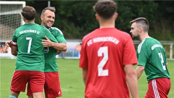 Zwei Doppelpacks bei Bremervördes erstem Dreier der Saison Freude nach dem ersten Saisonsieg: Alexander Ströhla feiert den Doppeltorschützen Pascal Steingröver (Nr. 7).