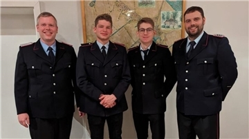 Freude über Beförderungen: Ortsbrandmeister Andre Block (links), Lennart Stauch, Felix Görke und der stellvertretende Ortsbrandmeister Christian Tiede. 