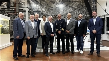 Freude über den finalen Akt bei der Neustrukturierung des Nordholzer Aeronauticums (von links): Hans-Peter Weber, Bernhard Jährling, Gunnar Wegener, Dr. Anja Dörfer, Wolfgang Wilhelm, Broder Nielsen, Dirk Wurzer, Jörg-Andreas Sagemühl und Markus Itjen.