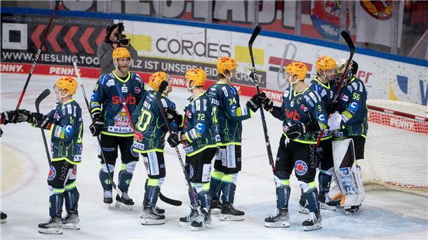 Freude über den klaren Sieg bei den Fischtown Pinguins.
