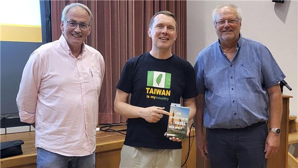 Was ein Bremervörder aus seiner zweiten Heimat Taiwan berichtet Freude über eine gelungene Veranstaltung: GSP-Sektionsleiter Werner Hinrichs (links) und KuH-Vorsitzender Manfred Bordiehn nehmen Autor Klaus Bardenhagen in ihre Mitte.