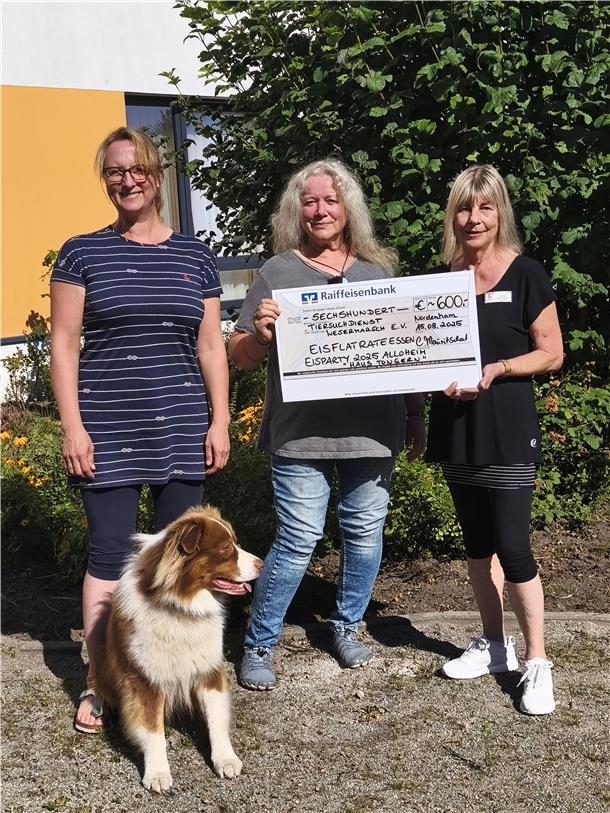 Beigefügtes Foto: von links nach rechts Carina Mauritschat/Residenzleitung vom Haus Tongern mit ihrem Hund Jarl, Heidi Huth-Hinrichs vom Tiersuchdienst Wesermarsch und Andrea Zimmermann/Cafeleitung Café Vigan. 