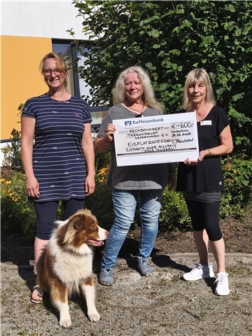 Beigefügtes Foto: von links nach rechts Carina Mauritschat/Residenzleitung vom Haus Tongern mit ihrem Hund Jarl, Heidi Huth-Hinrichs vom Tiersuchdienst Wesermarsch und Andrea Zimmermann/Cafeleitung Café Vigan. 