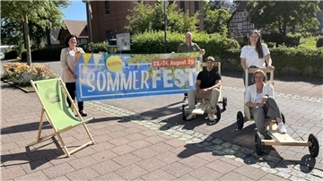Freuen sich auf das Beerster Sommerfest (von links): Geestlands Bürgermeisterin Gabi Kasten, Ortsbürgermeister Thomas Kuberski, Jonas Kahrs, Sophia von der Lieth und Dana Hebener von der Stadt Geestland. 