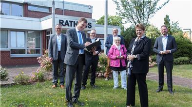 Freuen sich auf das erste „Regionale Versorgungszentrum“ in Nordholz oder Dorum (von links): Finanzdezernent Friedhelm Ottens (SPD), Landrat Kai-Uwe Bielefeld (parteilos), der CDU-Landtagsabgeordnete Lasse Weritz, der DRK-Kreisgeschäftsführer Henning Dageförde, die Kreis-Sozialausschuss-Vorsitzende Annette Faße (SPD), Regionalministerin Birgit Honé (SPD) und Gemeindebürgermeister Marcus Itjen (parteilos).