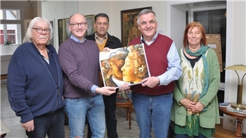 Freuen sich auf den anekdotenreichen Abend unter dem Motto „Kneipenbummel mit Otto Tetjus Tügel": Hein Meyer (von links), Prof. Dr. Thomas Kück, Claus Pape und Marianne Gerth-Meyer. Was auf dem Foto eines Gemäldes zu erkennen ist, das Kück und Thoden in Händen halten, gehört zu den vielen spannenden Geschichten, die beide Tügel-Kenner am 9. Mai erzählen wollen.