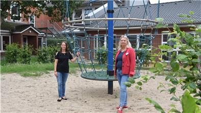 Freuen sich auf den neuen Hort in Lunestedt (im Hintergrund zu sehen), der am 2. September in Betrieb geht: Maria Breuer (links), Leiterin der Kita „Lunestedter Schmetterlinge“, und Grundschul-Leiterin Ines Woyciniuk. Foto Schröder