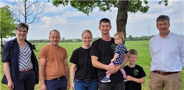 Freuen sich auf den „Tag des Hofes“ (von links): Andrea Vogt (Presse- und Öffentlichkeitsarbeit beim Kreislandvolkverband), Heiner Lehmhus (Tierschauverein Jaderberg), Janine Hekert, Marco Hekert mit Jasmin Hekert und Bryan Hekert sowie Manfred Ostendorf (Geschäftsführer Kreislandvolkverband).