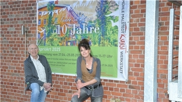 Freuen sich auf die Jubiläumsausstellung: Siegfried Krön und Tina Abich von der Mühle Malstedt Kunstwerkstatt.