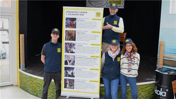 Von Rock bis Jazz: Die AltePost-Bühne lockt wieder mit Konzerten Vier Personen präsentieren einen Aufsteller mit Veranstaltungsterminen. Auf der AltenPost-Bühne in Bad Bederkesa gehen bald wieder die Konzerte los.