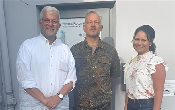 Freuen sich, dass es mit dem Einzug geklappt hat (von links): DRK-Kreisgeschäftsführer Peter Deyle, Sven Dunker, Oberstleutnant der Reserve, und DRK-Schatzmeisterin Sandra Karges.