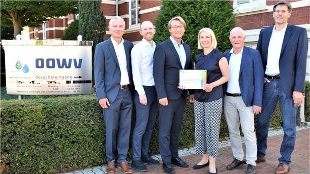Freuen sich, dass es mit dem Kooperationsprojekt jetzt losgehen kann (von links): Marcus Mende (Wasserverband Wesermünde), Dr. Kolja Hesse, Karsten Specht (beide OOWV), Nicola Illing (Metropolregion), Jürgen Vetter (SWB) und Wolfgang Heeger (Wasser- und Abwasserverband Osterholz). Foto: Kühnemuth