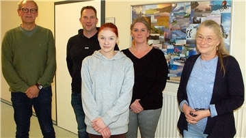 Freuen sich, dass sich Finja Murach (Dritte von links) so gut entwickelt hat (von links): Jörg Naß, Carsten Freels, Silke Murach und Anja Bode.
