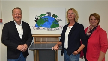 Das Foto zeigt Samtgemeindebürgermeister Jörn Keller, Kita-Leiterin Cyra Albers und ihre Stellvertreterin Bianca Zimmermann. 