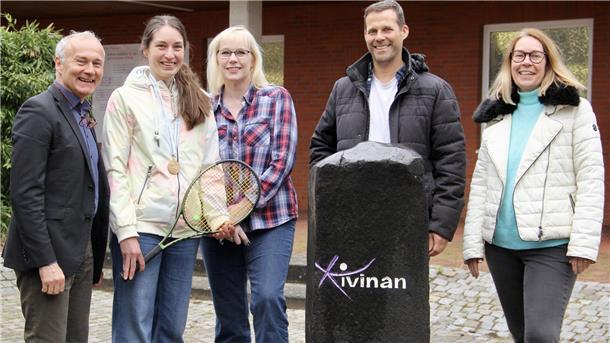 Freuen sich gemeinsam über den Titelgewinn (von links): Schulleiter Eckhard Warnken, Frederike Arkenau, Mentorin Imke Evers, Mentor Mirko Friedrich, stellvertretende Schulleiterin Birte Loose.