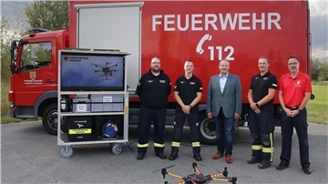 Freuen sich über das neue Arbeitsgerät (v.l.n.r.): Drohnenpilot Björn Gimber, Gruppenführer Drohne Julian Rabanus, Bürgermeister Jörg-Andreas Sagemühl, Ortsbrandmeister Michael Pakusch, und der Vorsitzende des Fördervereins Thomas Bahr.