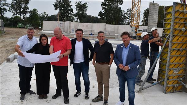 Sechs Personen auf einer Baustelle