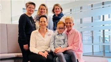 Freuen sich über den Erfolg der Glückshasen-Aktion: SI-Präsidentin Nadine Eckhoff (sitzend, von links), Chatrina und Ferdinand Reinheimer, Silke Homburg (stehend, von links), Susanne Teichmann und Coletta Jöllenbeck nach der Gewinnziehung in Sparkasse in Gnarrenburg. Auf dem Foto fehlt Glücksfee Luisa Brodtmann.