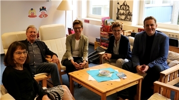 Freuen sich über den Erfolg des Zeugenbetreuungszimmers (von links): Doris Meyer vom Weißen Ring, Koordinatorin des Zeugenbetreuungszimmers, Dr. Uwe Lissau, langjähriger Amtsgerichtspräsident, Dr. Claudia Schilling (SPD), Senatorin für Justiz und Verfassung, Stefanie Wulff, Präsidentin des Amtsgerichts Bremerhaven, und Jörg Seedorf, Leiter der Kriminalpolizei Bremerhaven.