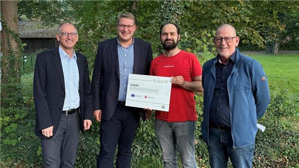 Neuer Jugendtreffpunkt in Spaden – Bau soll zeitnah starten Vier Männer stehen nebeneinander