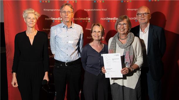 Freuen sich über den Preis für das Kommunale Kino Bremerhaven (von links): Birgit Möller (Preispatin), Bernd Glawatty, Marita Wetjen, Silke Siedenburg (alle KoKi Bremerhaven) und Thomas Schäffer (Nordmedia).
