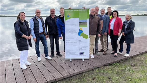 Freuen sich über den runderneuerten Steg am Bederkesaer See (von links): Wirtschaftsförderin Katja Beier, Ortsbürgermeister Thomas Kuberski, Thorsten Gerken vom Team Tiefbau der Stadt Geestland, Hauke Knust, Projektmanager bei der Stadt Cuxhaven, Jürgen von Ahnen von der Geschäftsstelle der LEADER-Region Wesermünde Nord, Sven Claussen von Bauplanung Nord, Lienhard Varoga vom Amt für regionale Landesentwicklung, Danny Staschen, Bauleiter bei der Firma Wübben, Bürgermeisterin Gabi Kasten und Alma 
