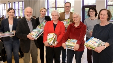 Freuen sich über die Bücherpakete (von links): Martina Tietjen, Rolf Stindl, Margitta Reh-Segebade, Sigrid Jahns, Tim Behling, Ulrike Schmiegel-Homann, Kerstin Kerstin Ras-Dürschner und Esther Lindenau. 